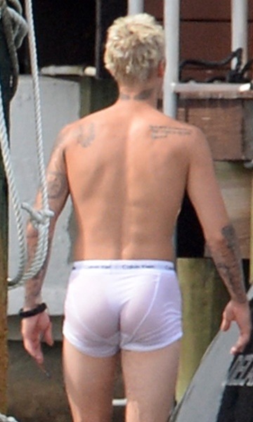 male-and-others-drugs:  Sessão Cuecas: Justin Bieber