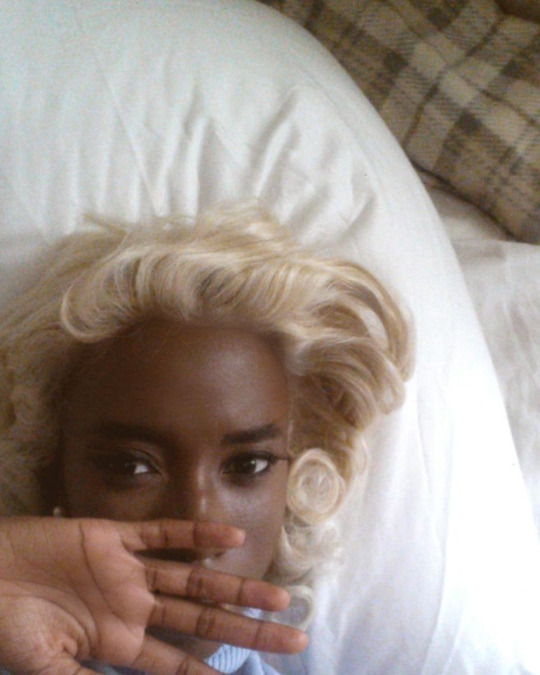 mrcincity:  bangla-desi:  highlitemami:  My dark skin blonde inspiration  i died.