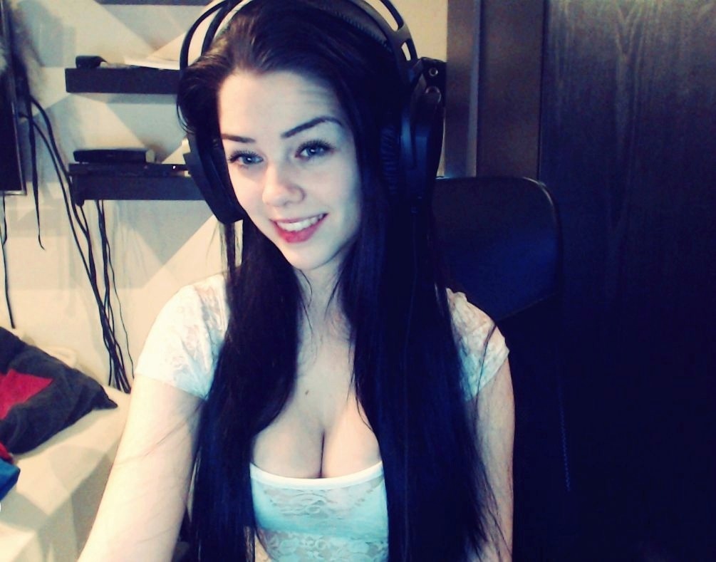 sanxyra:  Staying home this Saturday night cuddling with my computer =) lel 
