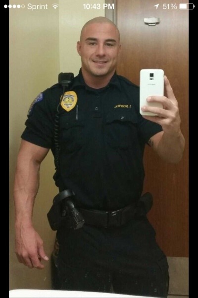 roidedmusclebullswithemptyposers:  horny police cop,fuck me with my baton 