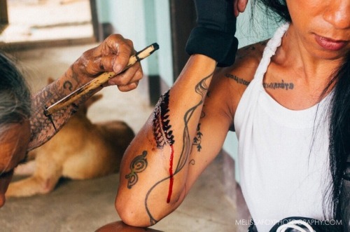 missedmartian:  trynpronounceit:  blackness-by-your-side:  What an exceptional woman she is! #SupportArtistsOfColor   Dope  Apo Whang-Od has been training her niece, Grace Palicas, so don’t worry she definitely isn’t going to be the last batok artist.