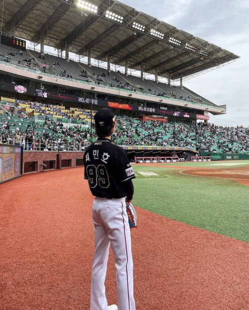 (220501) @choiminho_1209 Instagram updateCaption: SSG LANDERS.No.99 최민호⚾️.