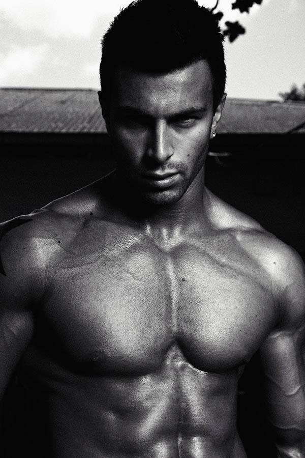mitos:  Damian Schechter by Louis Botha (2013)