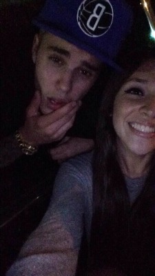 news-bieber:  Justin with a fan last night