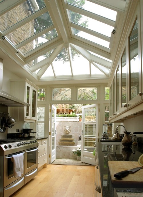 Seriously, how lovely is this space?! Like a greenhouse kitchen!  Want ♥