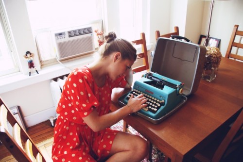 youthesty:  I reakon it’d be cool to have a type writer like this, excpet for the fact that you can’t backspace :(