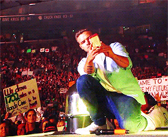 liammix:  The fan’s sign: It’s my birthday, take a selfie with me? +