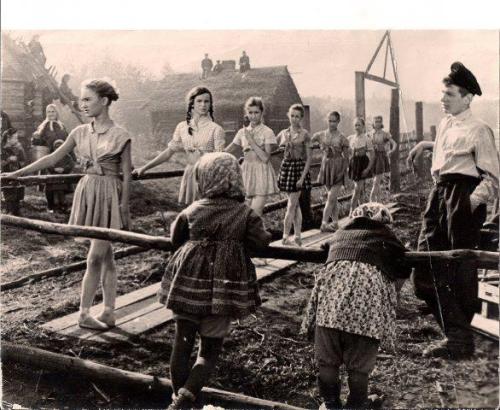 historicaltimes: Ballet class in a destroyed Russian town in WWII, 1940s. via reddit