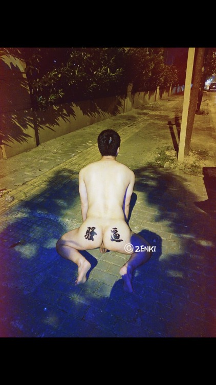 1285264361: 这个奴.是一个名字叫张琢珣的主的奴.也就是图里露脸的那张照片是张琢珣.这个奴的屁股跟阴毛处分别被纹上了.骚逼和张琢珣的奴的字样.比较下贱  夠屌