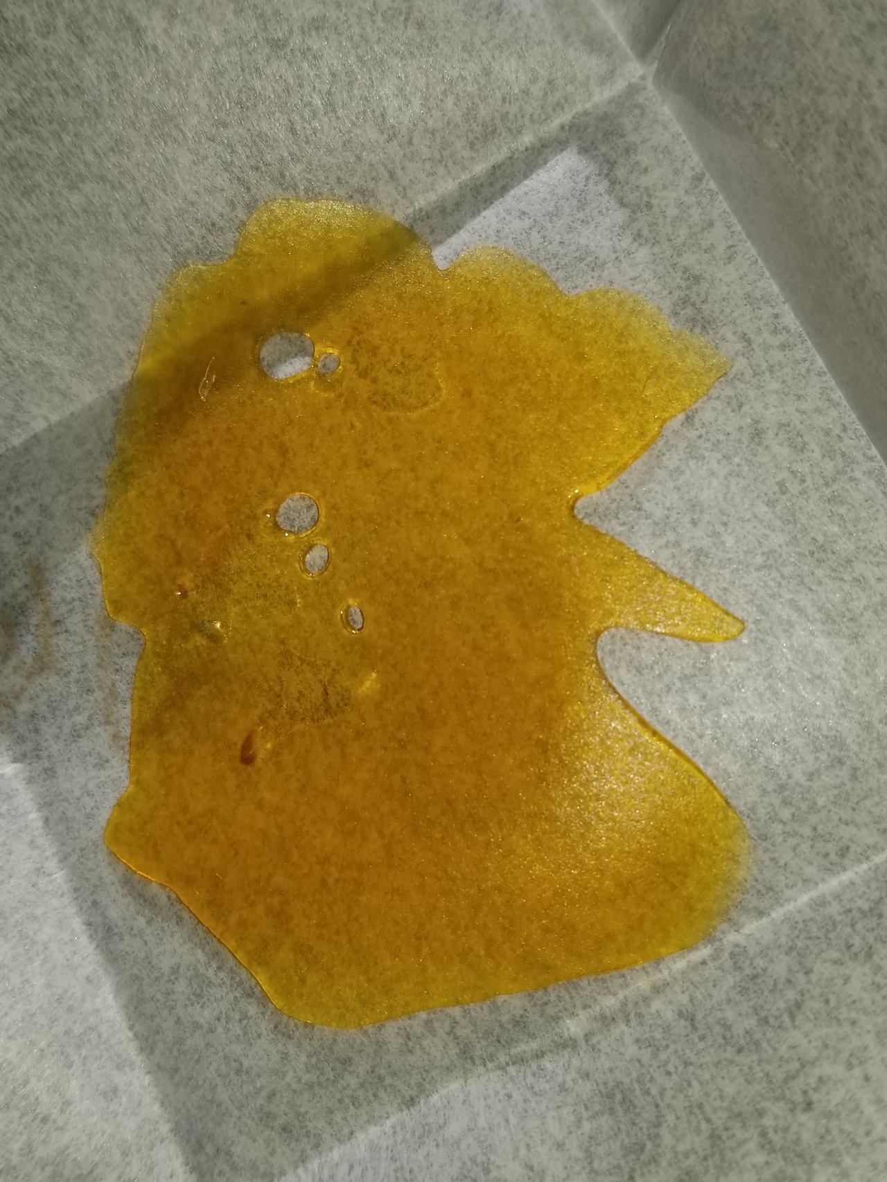 kushcaptaiin:  No flash vs flash of a gram of Ultra Banana. 🍌🍯