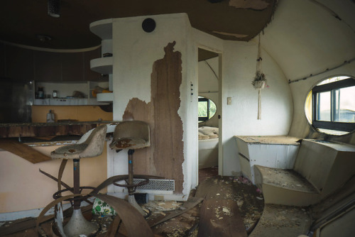 abracatastrofe: elugraphy: 台湾のUFO型ハウスAbandoned UFO houses in Taiwan. ️