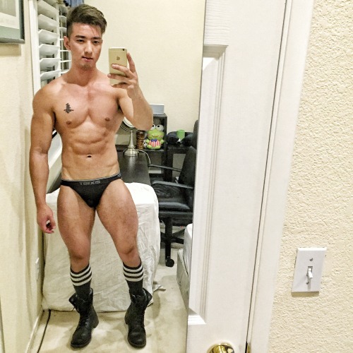 guyswithiphones-nude:  Guys with iPhones http://ift.tt/1bHkUpB