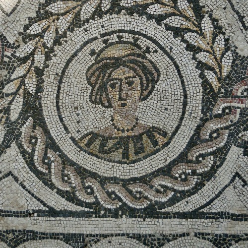 Mosaico, testa di donna con collana, Ostia antica, 2019 (Mosaic: caput autem mulieris est maxima nat
