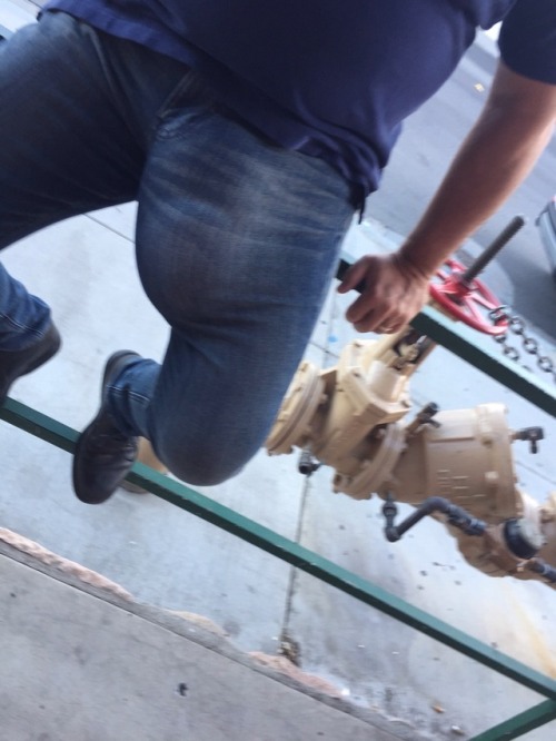 sfzeke: bulgemarc: sfzeke: Happy hour at the ToolShed! wish I was there TO RUB MY JEANSBULGE AGAINST