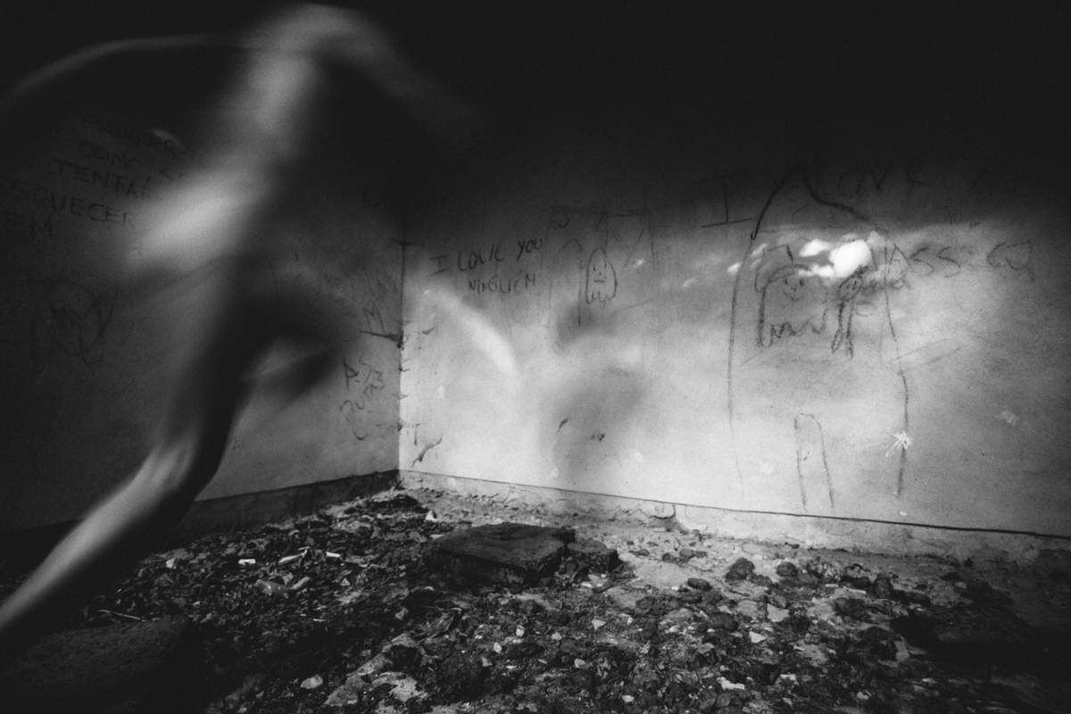 vikikollerova:  Pendulum, 2014TENTAR - try   ESQUECER - to forget   NINGUÉM