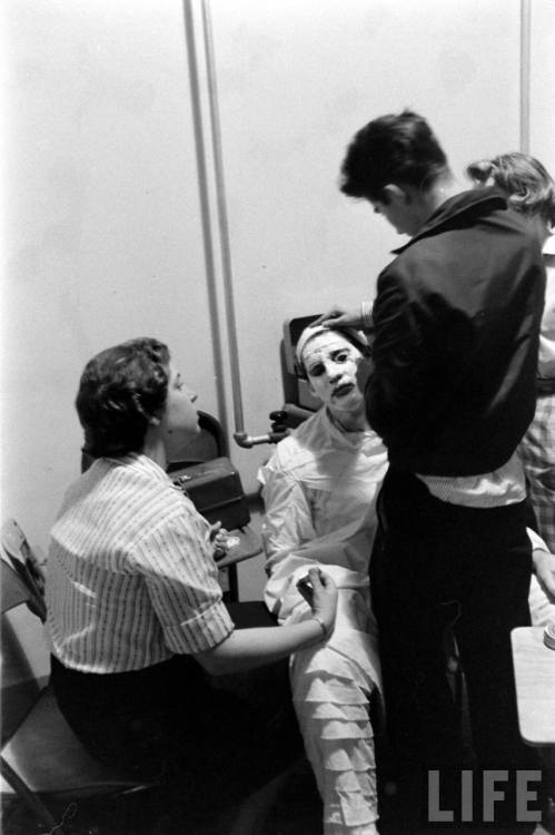 Teens doing make-up for their horror movie(Thomas McAvoy. n.d.)