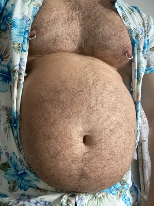 bigbellyboiz: So round and wonderfully ballbellied.