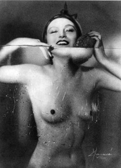 madivinecomedie:  Studio Manassé. Dans le bain 1933 
