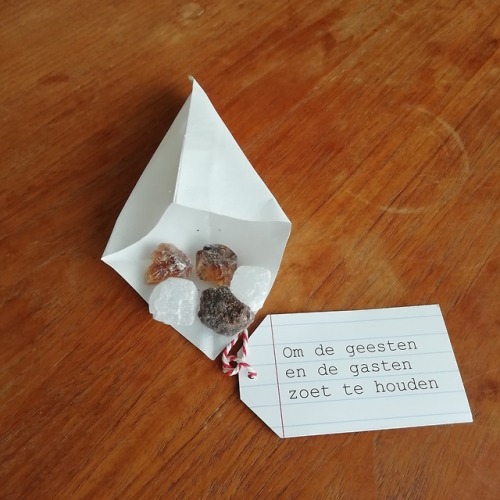 Our wedding favours!In the Netherlands it’s tradition to give your guests “bruidssuikers”, bridal su