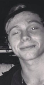 newthemmings:  Guys, did you notice that whenever Luke is drunk he makes this face
