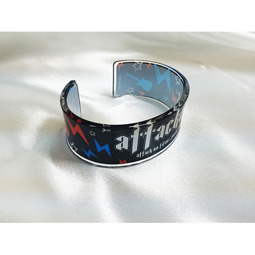 New acrylic bangles featuring Shingeki! Kyojin Chuugakou elements will soon be released! The three design options are Armin’s duvet pattern, Attackers band logo, and No Name band logo!Release Date: March 2016Retail Price: 1,296 Yen
