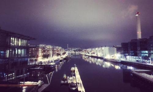 Stockholm is lookin&rsquo; crispy tonite! #night #lights #city #hammarbysjöstad #sjöst