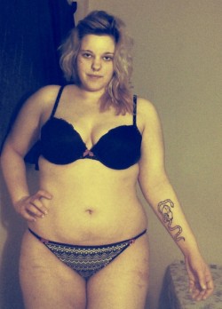 romanticidexo:  sailor-fab:  I don’t really do this but this is me, without makeup, I know I’m not skinny or super attractive.. But I’m learning how to accept who I am.  the curves on you ! :O 