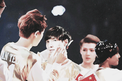 chxnyol:  chanyeol putting a heart on yixing’s