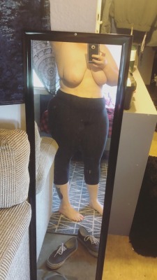 ceebootycakess:  Tits & leggings 🖤