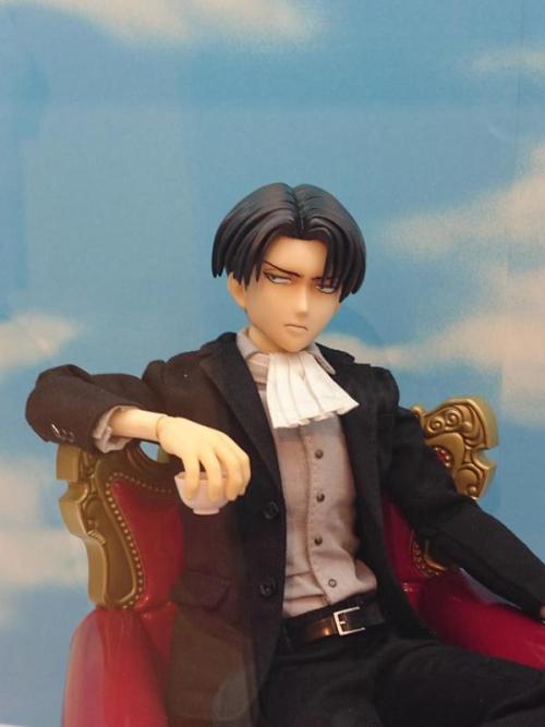 More looks at an actual prototype of Medicom Toy’s 2nd/Suited Real Action Heroes figure of Levi (Earlier previews here)! There seem to be slight differences in the hair design from the first images.Release Date: August 2015Retail Price: 23,600 Yen
