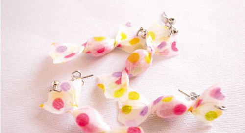 The pierced earring of a Candy. o(≧▽≦o)o(≧▽≦)o The fake pierced earring coated with resin. 