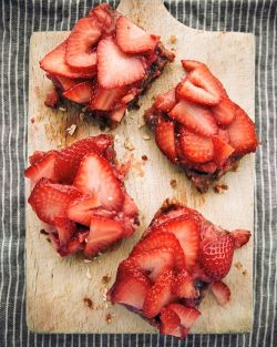 intensefoodcravings:  Strawberry Oat Bars