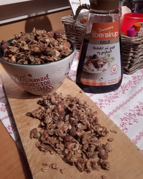 Homemade breakfast granola The fiber syrup that was included in the Aktiv Advent box from @boostbox.