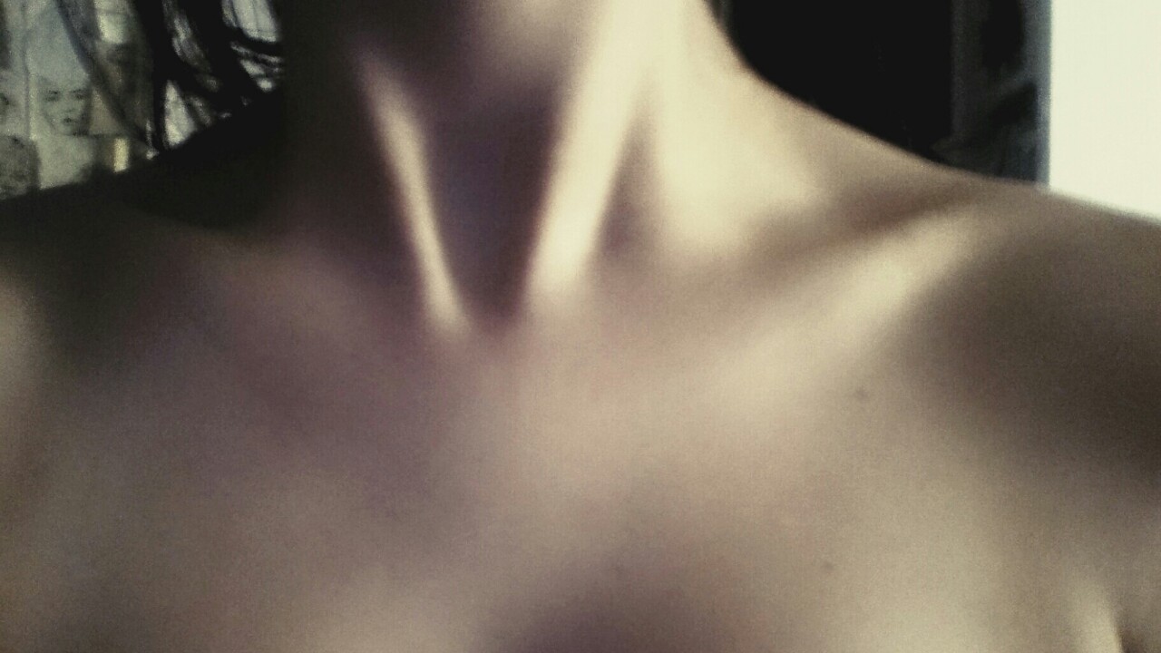 The collarbone and neck are one of the most sensitive parts of a woman&rsquo;s