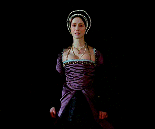gifshistorical:Amy Manson as Anne Boleyn | Spencer (2021)