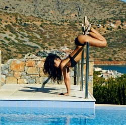 Twerkmagazine:  Rihanna Is On A Vacation In Greece… Seems Boring? Wait, She Shared
