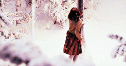 havodadlegolas:She thinks she’s found a magical land in the upstairs wardrobe.