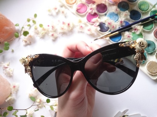 social-schmetterling:Meet my fancy bee sunglasses!!