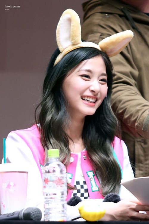 korean-dreams-girls:Tzuyu (Twice) - Yongsan Fansign Pics