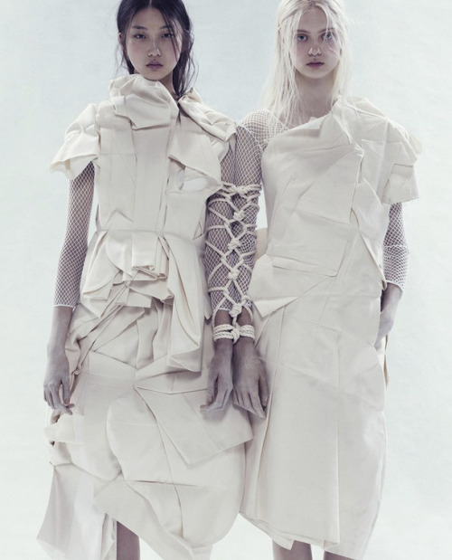 &ldquo;Bloom where you are planted&rdquo;. Yue Ning and Nastya Kusakina by Paola Kudacki for i-D Spr