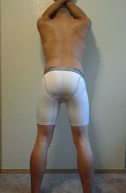 jockbrad:  Swimmers, wrestlers, football players / singlets, jockstraps, speedos and spandex! http://jockbrad.tumblr.com/  Mmm I&rsquo;d love a guy to present his ass to me like that!