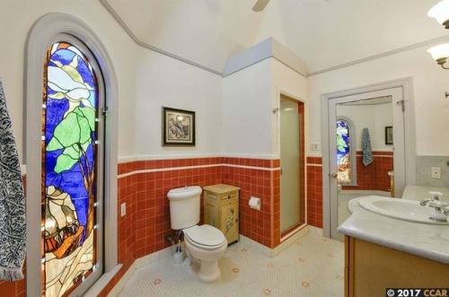 househunting:$1,500,000/5 br3500 sq ftOakland, CAWho installs a human-sized stained-glass window in 