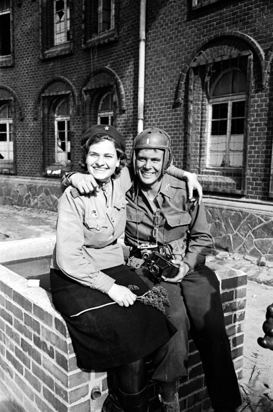 bag-of-dirt:  A Soviet soldier (left) and an America soldier (right) pose for a photograph
