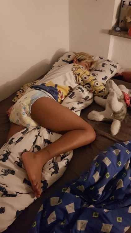 littlecutieboy: My boyfriend @littlegirafboy took this photo of me while I sleep❤️❤️ I was waiting f