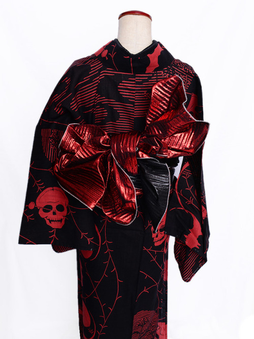 Gothic outfit, featuring a creepy kimono with moonlit skulls and bats (design by Rumi Rock, who offe