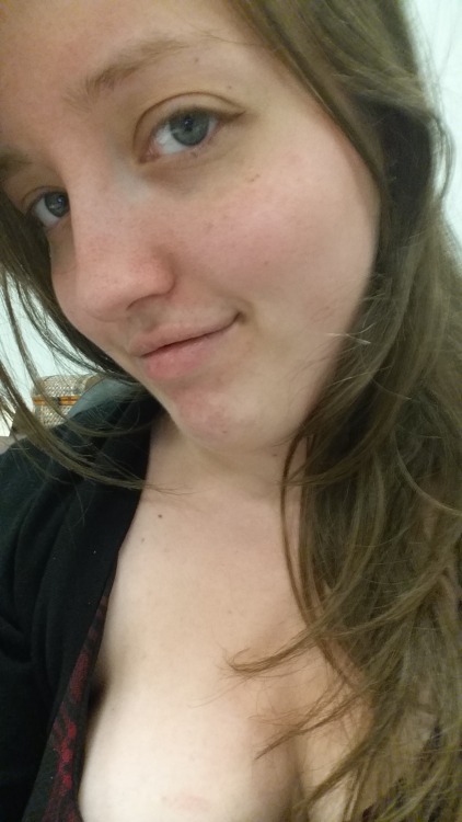cornbeefroast:  I was tagged for 6 selfie spiel by… a lot of people hold on. @whalebonerunes, @elfgirl931, @elegantnanners, and @azuremosquito…I think that’s everyone xD Lot less lipstick this year…. probably because I slept in a lot more :P I