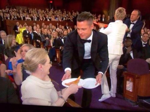scream-of-butterfly:  dubstepsherlock:  teddadarling:   Oscars 2014 pizza moments!  this whole post is gold  Oscars 2014 - making actors look even more like regular human beings since, well, 2014.  Ellen the queen! 