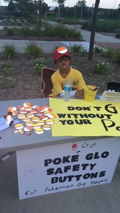 madamgyoza:retrogamingblog:This 7-year-old boy is making light-up Pokeball badges to keep kids safe 