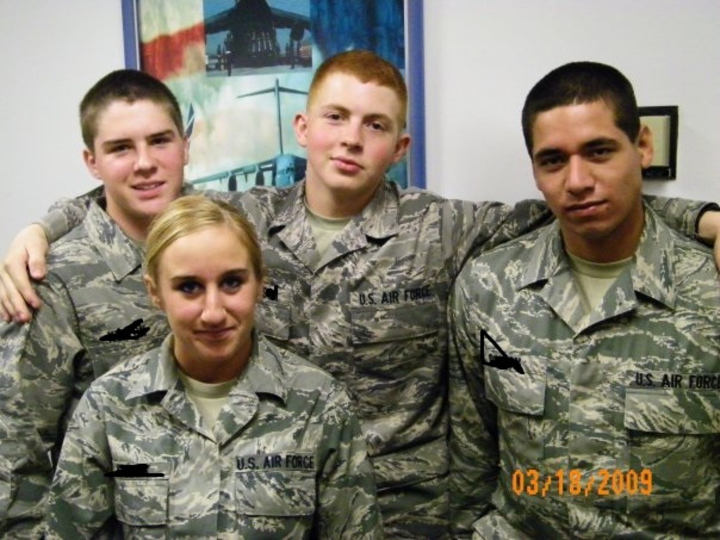 usmilitarysluts:  militaryslutsThick Air Force AB takes a nude bathroom selfie. 