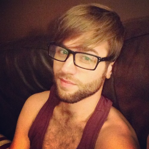 erickeaton:  sex otter #gay #boy #glasses #beard  Yum.Wouldn’t he look super hot chowing down on his daddy’s fat cock?